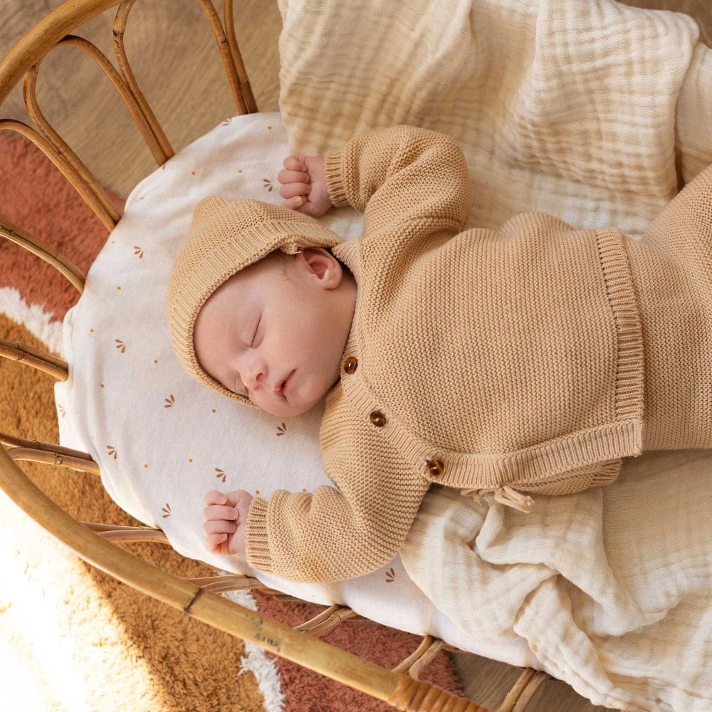 Trousseau naissance - Brassière chaussons et bonnet noisette - Petit coeur salé